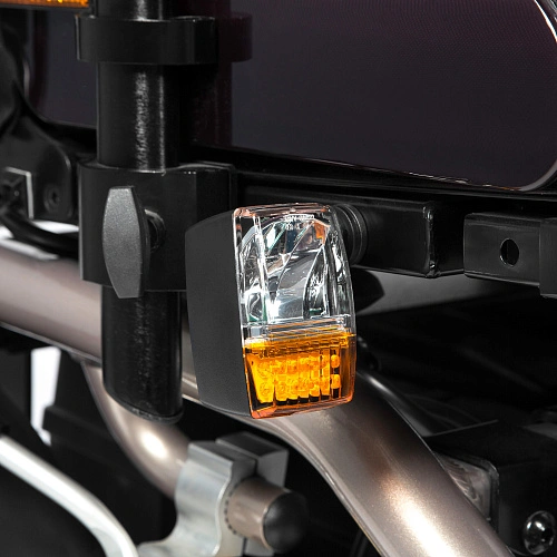 Передний светодиодный фонарь белого цвета и передний указатель поворота с мигающим светом (оранжевый)