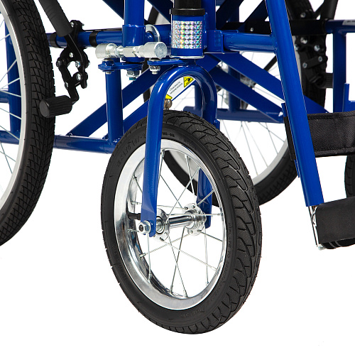 Пневматические шины на передних колесах увеличенного диаметра с внедорожным протектором